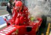 Michael Schumacher vylézá z hořícího vozu